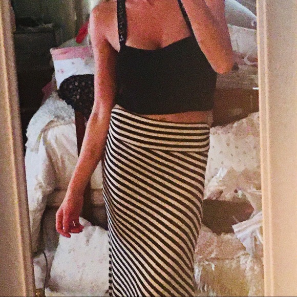 High waisted skirt and crop top. - Picture 7 of 8